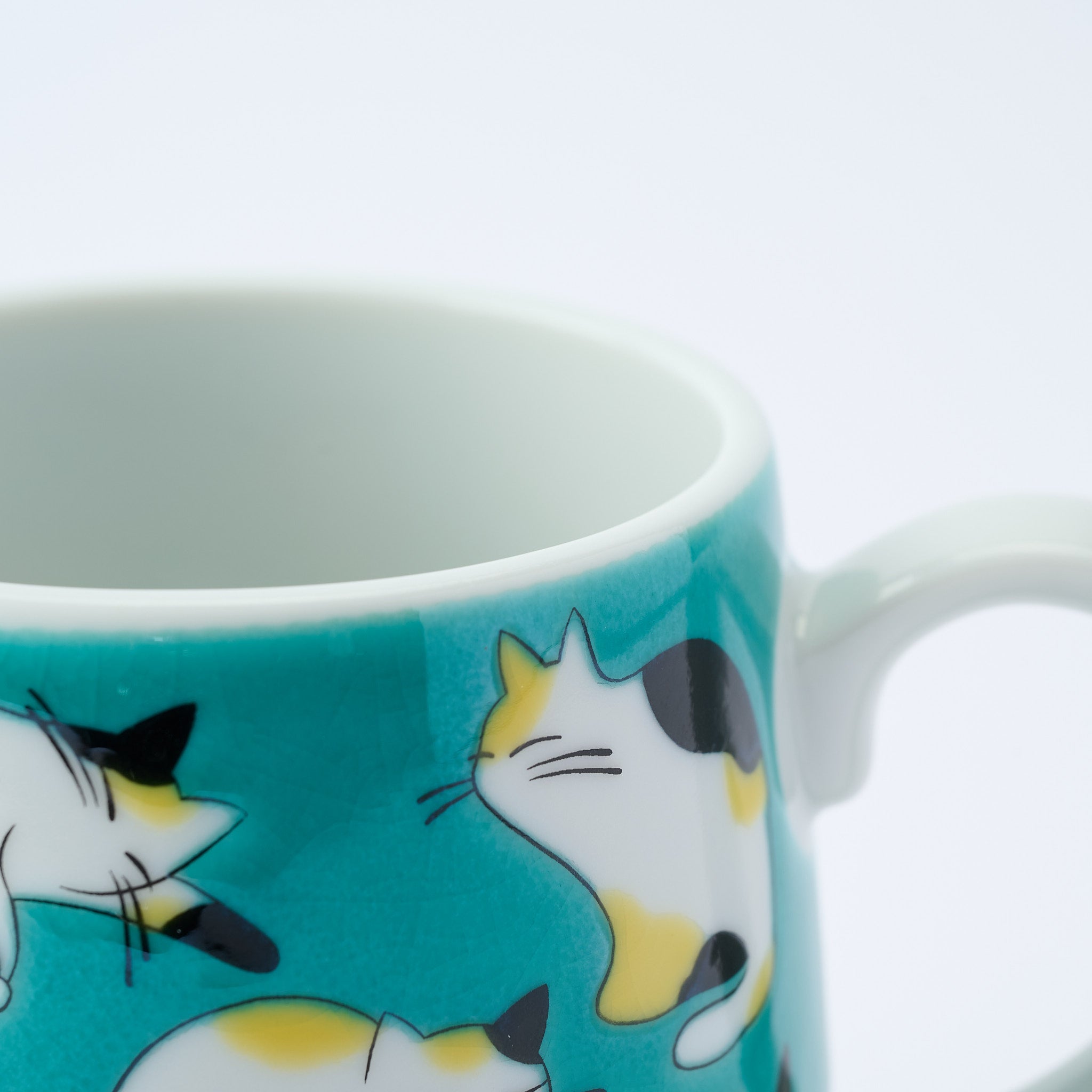 Playful Calico Cat Mug - JAPAN KUTANI SHOP