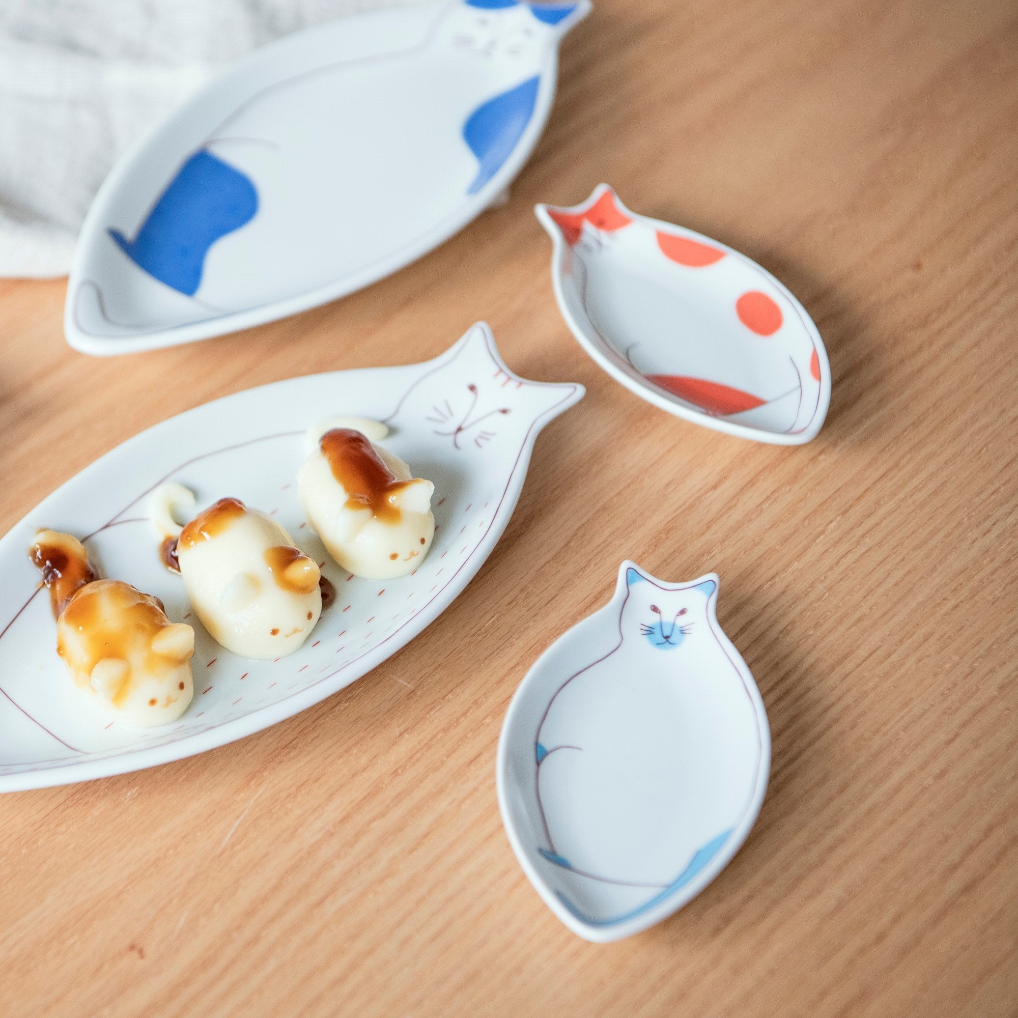Harekutani Cat Sauce Plate - MUSUBI KILN - Handmade Japanese Tableware and Japanese Dinnerware