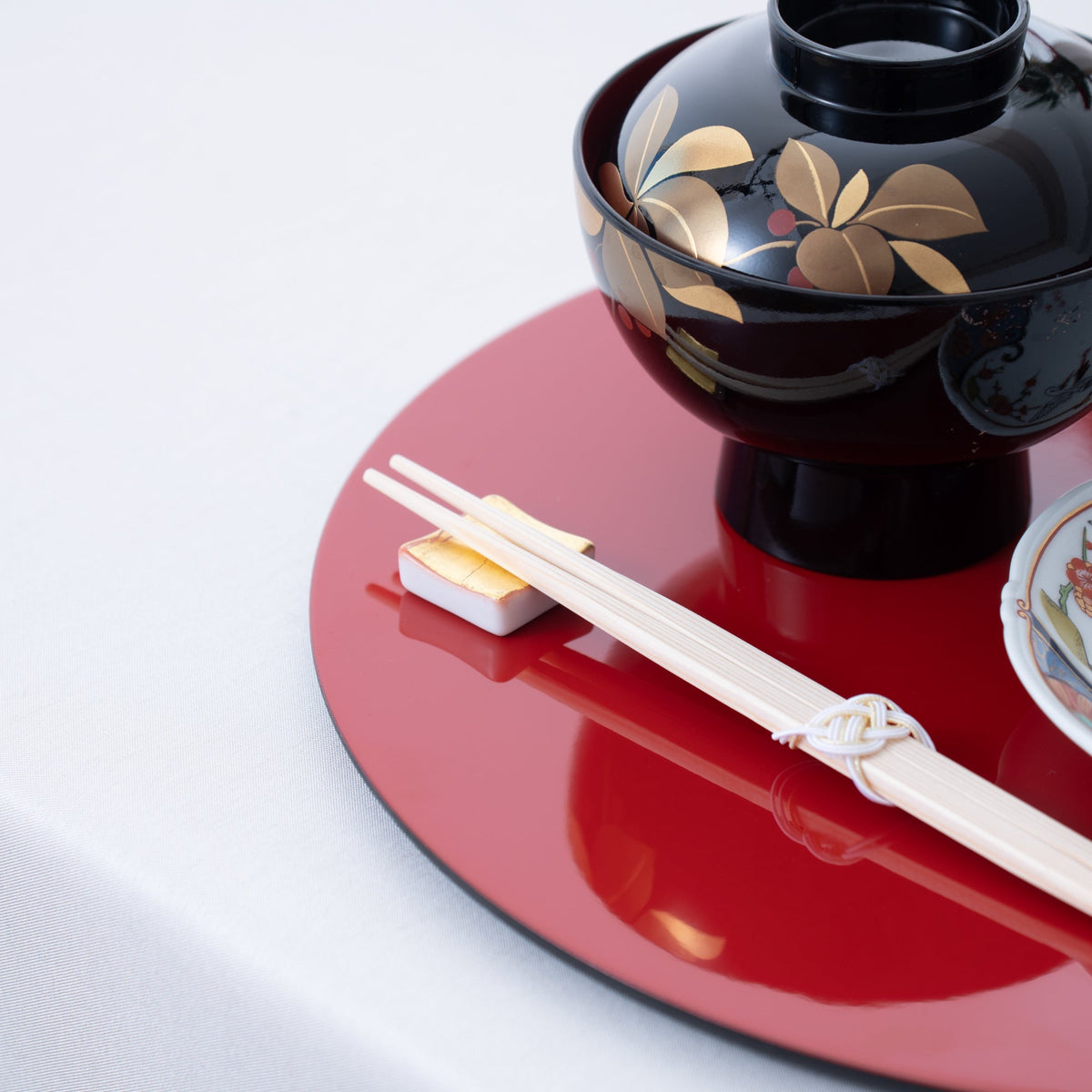 16 piece Japanese-style sushi set, includes 4 sushi plates and soya sauce  dish with 4 chopsticks and chopstick holders
