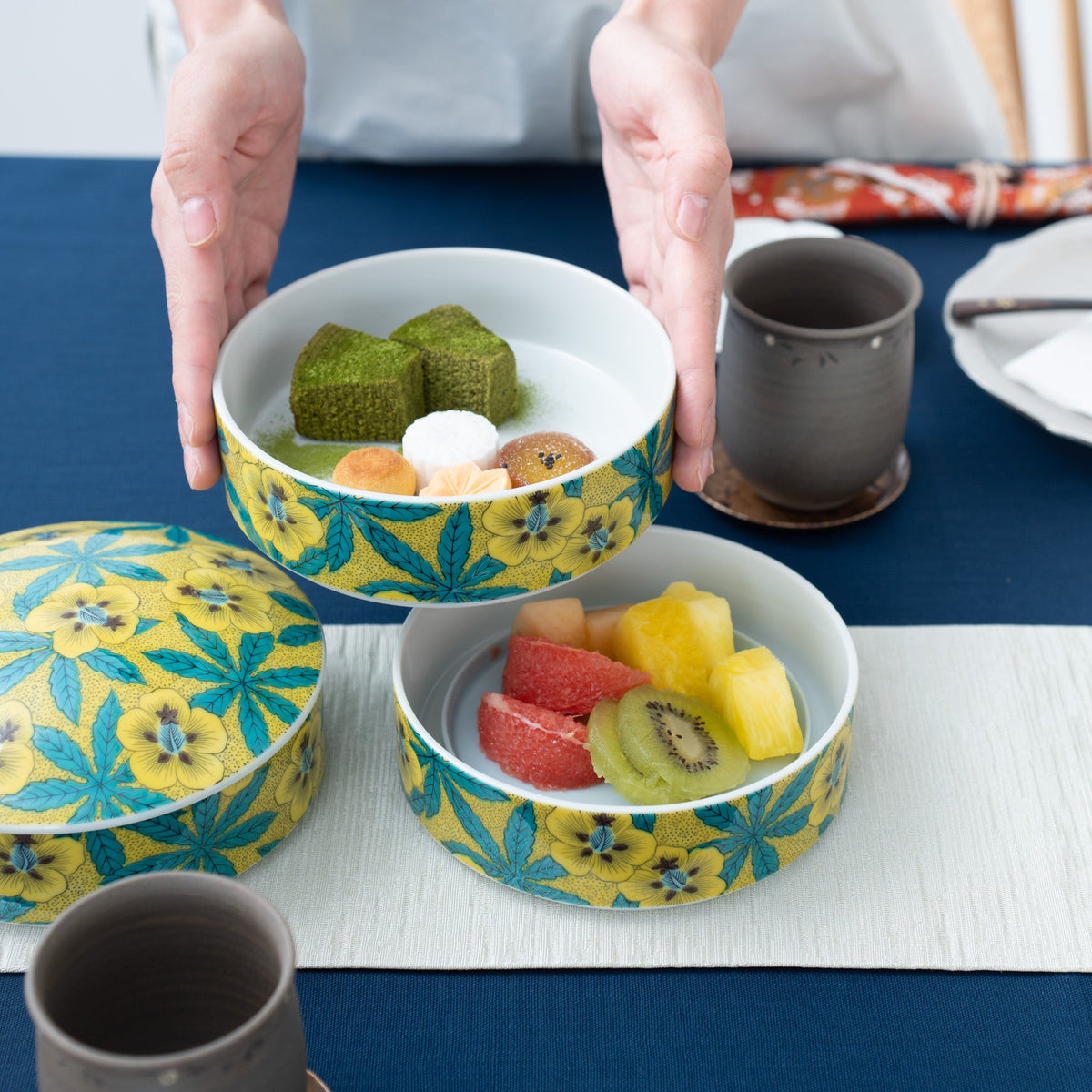 http://kutaniware.com/cdn/shop/products/seikou-kiln-yoshidaya-hibiscus-kutani-three-tiers-jubako-bento-box-musubi-kiln-quality-japanese-tableware-and-gift-346885_1200x1200.jpg?v=1685579339