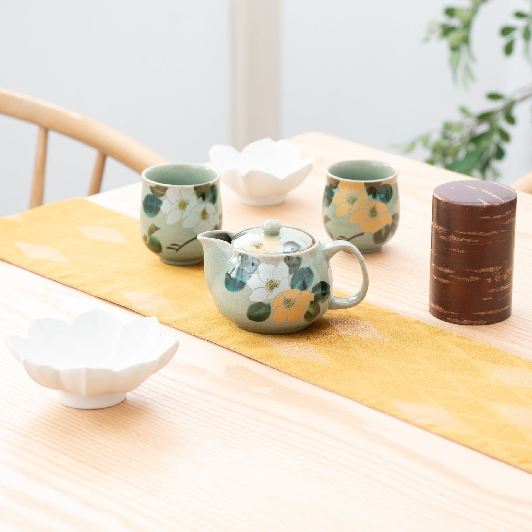https://kutaniware.com/cdn/shop/products/gold-and-silver-camellia-kutani-japanese-teapot-set-musubi-kiln-handmade-japanese-tableware-and-japanese-dinnerware-474486_1800x1800.jpg?v=1685579280