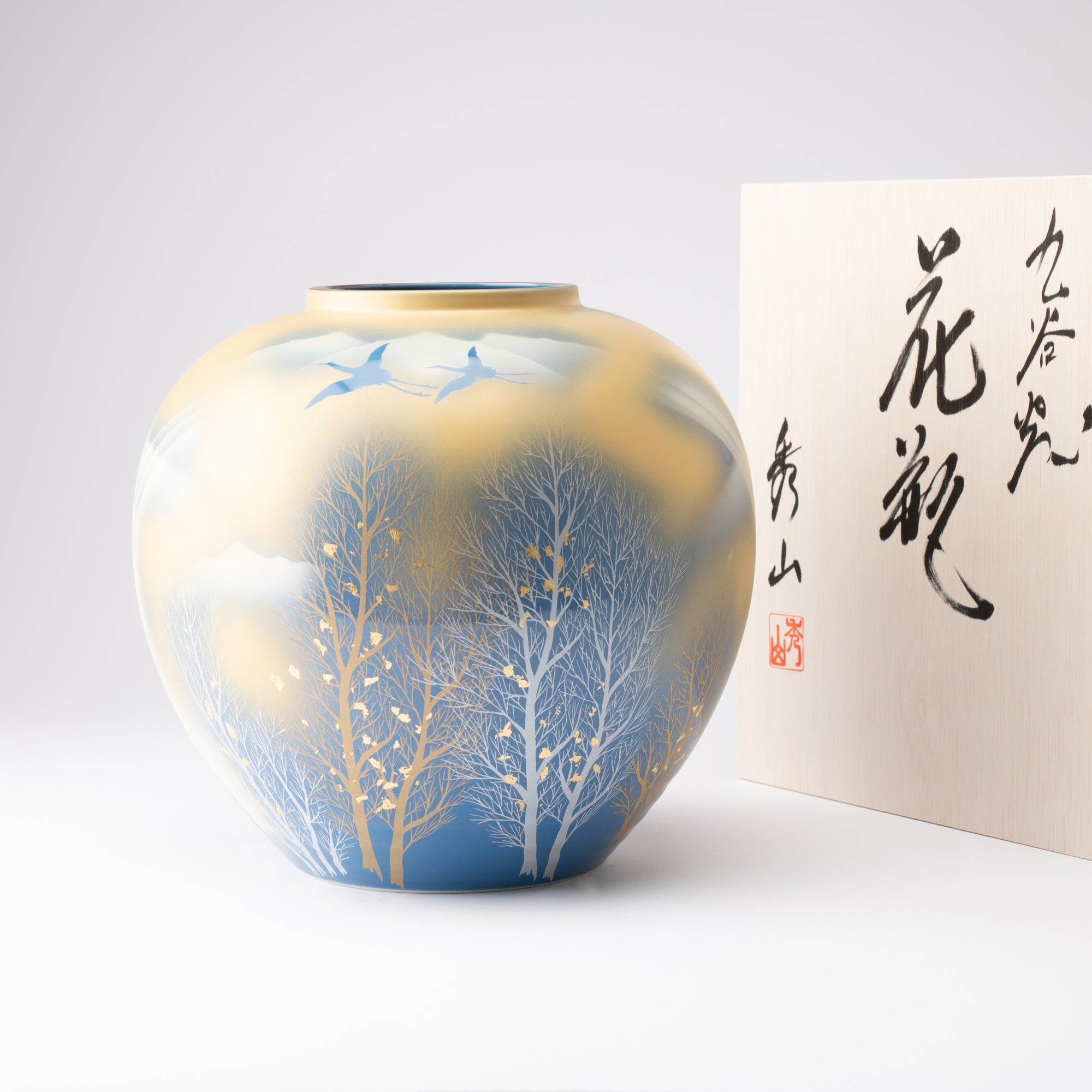 https://kutaniware.com/cdn/shop/products/gold-leaf-and-trees-kutani-ware-flower-vase-musubi-kiln-handmade-japanese-tableware-and-japanese-dinnerware-629084.jpg?v=1685579327