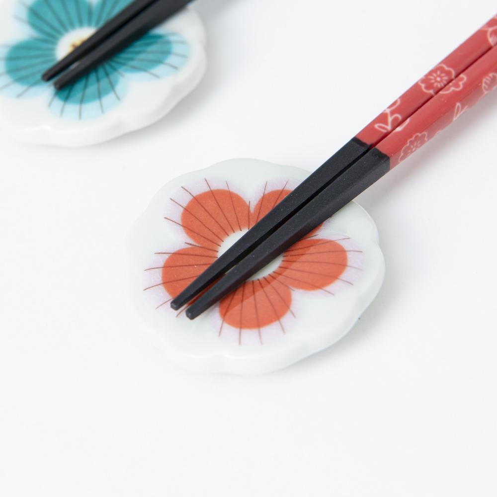 Harekutani Red/Green Kutani Reusable Chopsticks 22.5cm/ 8.9in & Chopstick Rests Pair - MUSUBI KILN - Handmade Japanese Tableware and Japanese Dinnerware