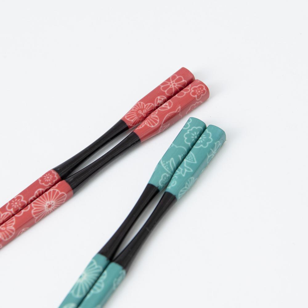 Harekutani Red/Green Kutani Reusable Chopsticks 22.5cm/ 8.9in & Chopstick Rests Pair - MUSUBI KILN - Handmade Japanese Tableware and Japanese Dinnerware